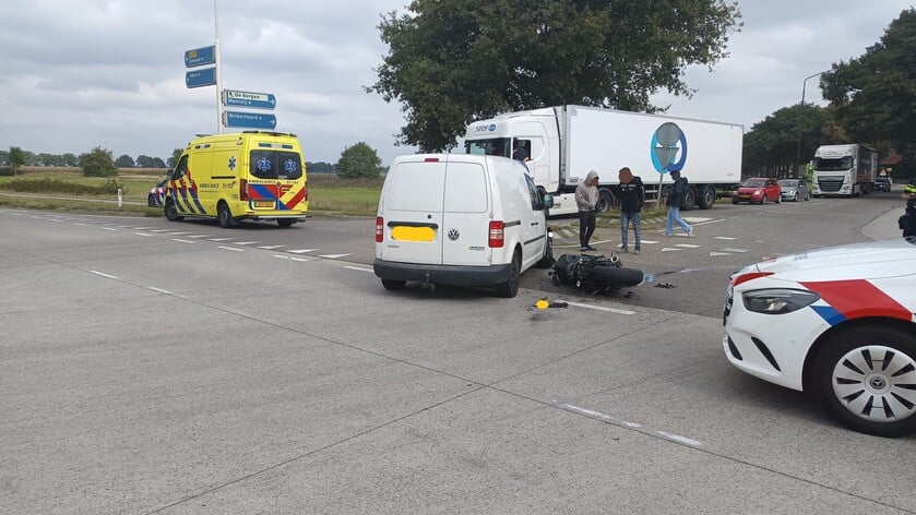 Auto en motor botsen op Middenpeelweg