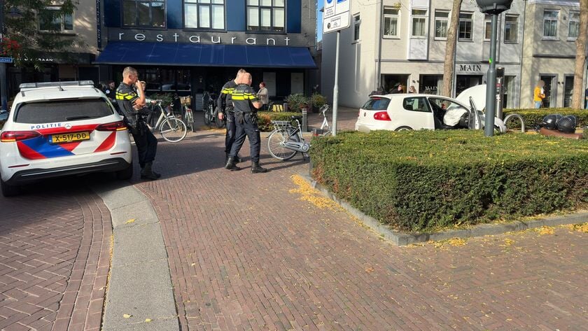 Ongeluk in het centrum van Veghel, automobilist rijdt tegen paal