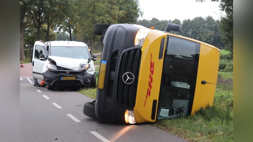Bestelbus op de kant na aanrijding in buitengebied Heesch