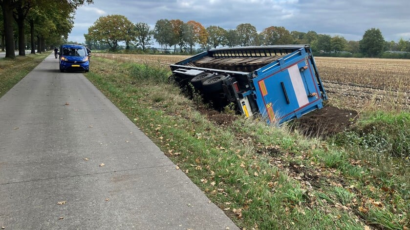 Tractor met aanhanger beland in de sloot aan N277
