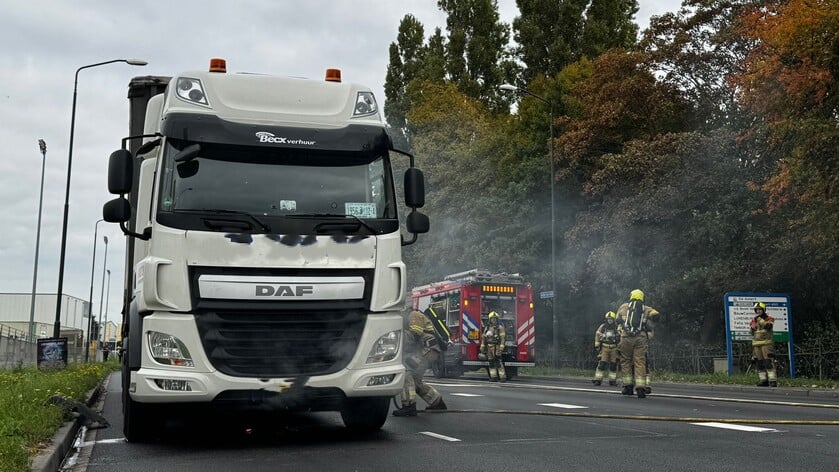 Vrachtwagen vlam vat bij stoplicht in Veghel