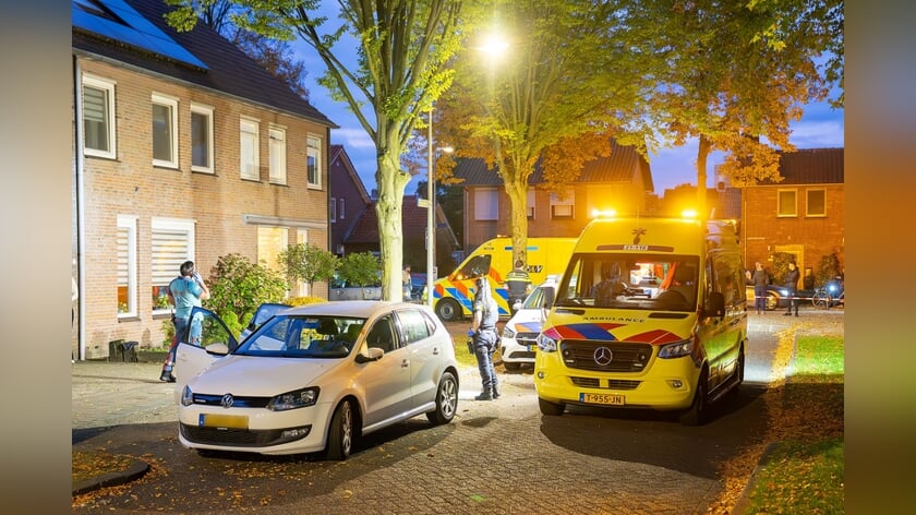 Inzittenden uit auto getrokken, mishandeld en gestoken: 3 gewonden