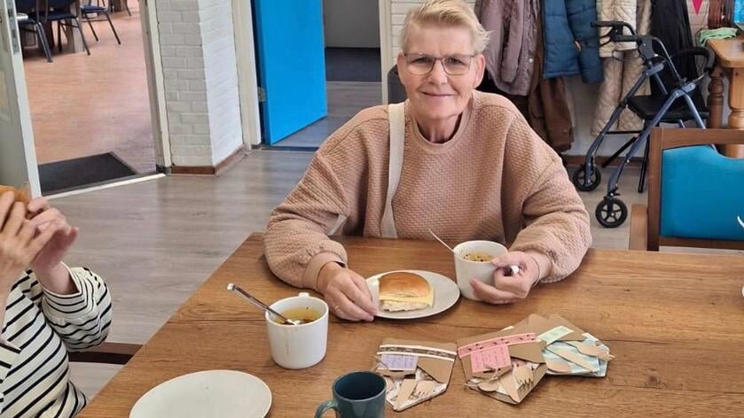 Bestekzakjes tegen eenzaamheid: vrijwilligers maken ruim 350 creatieve uitnodigingen