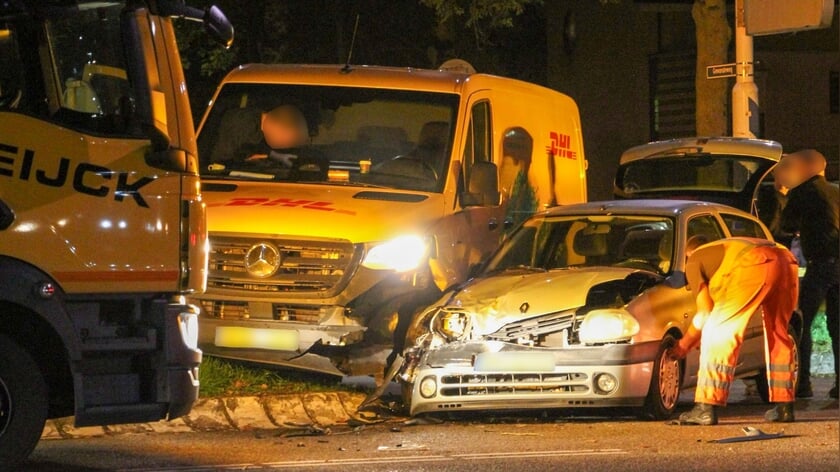 Auto en bestelbus botsen op kruispunt in Oss