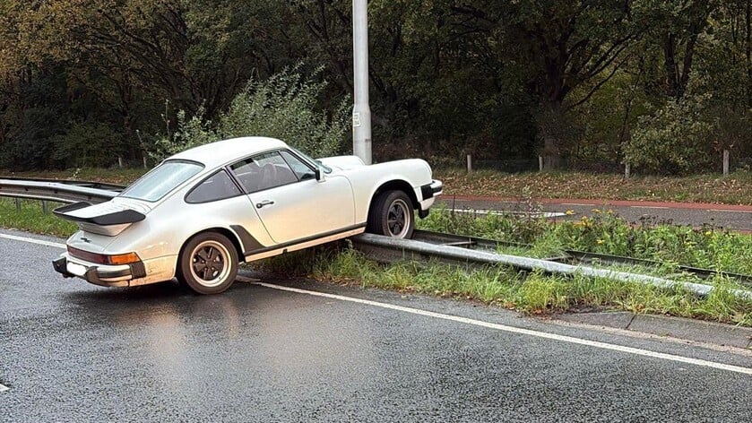 Porsche 911 raakt in de slip en beland op vangrail