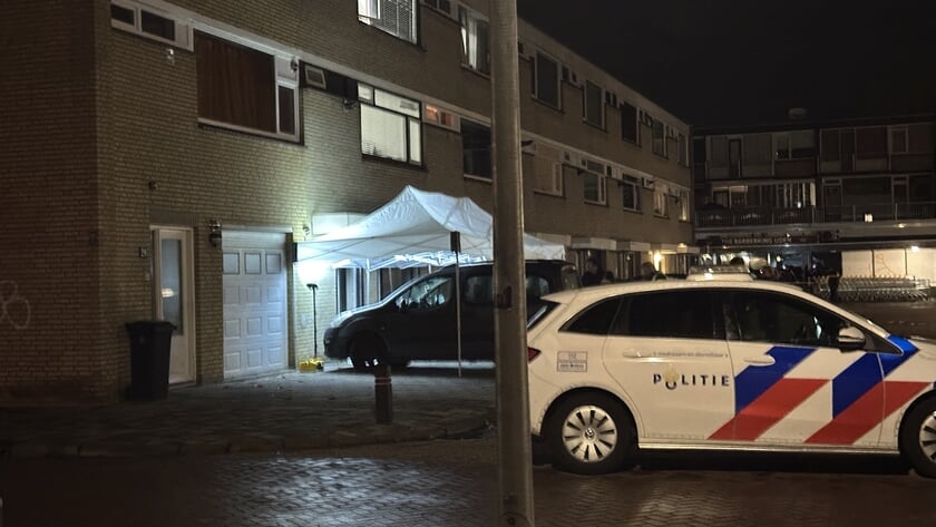 Overleden persoon aangetroffen voor woning op parkeerplaats Tubastraat in Uden