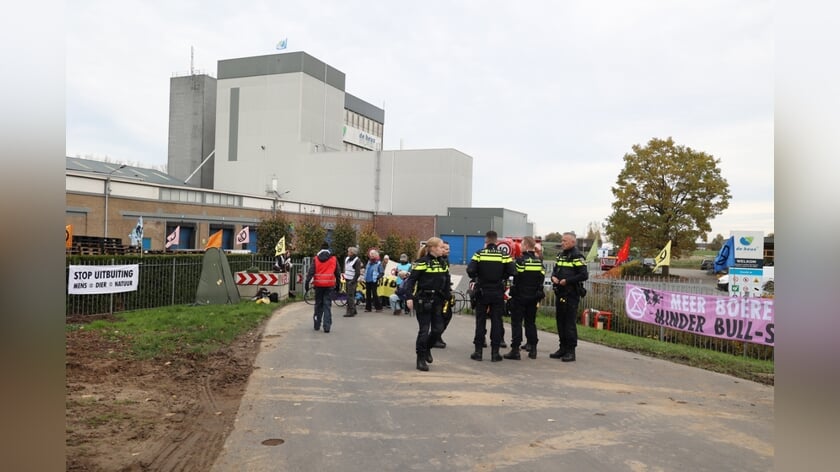 Extinction Rebellion blokkeert voor vierde keer poort De Heus in Ravenstein