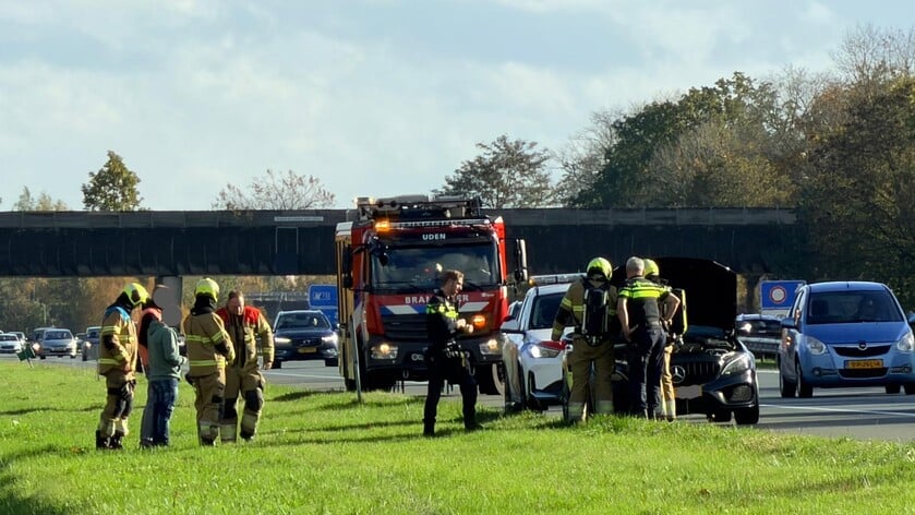 Brand in auto leidt tot afsluiting rijstrook op A50