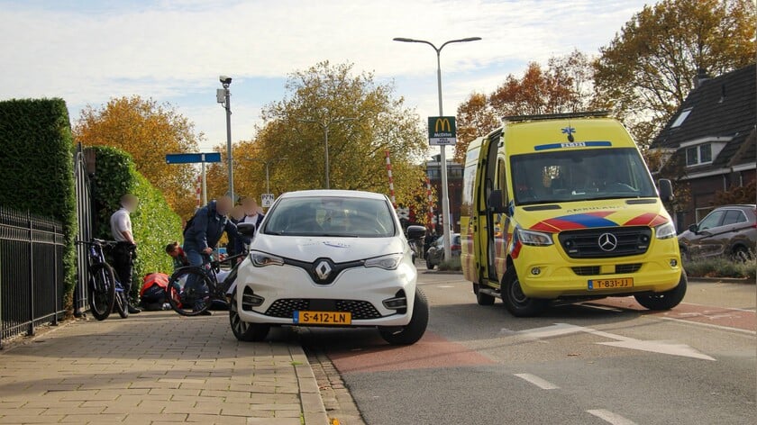 Fietser botst tegen spiegel van auto