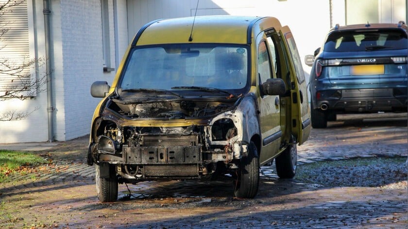Bestelauto in brand op oprit aan Wijststraat in Heesch