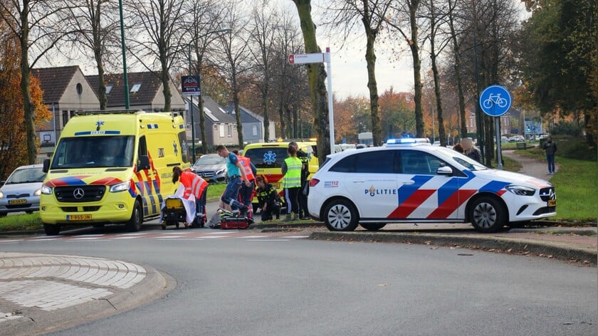 Fietsster aangereden op rotonde John F. Kennedybaan in Oss