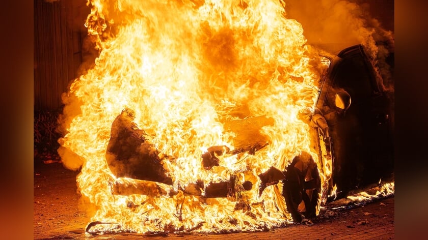 Auto in lichterlaaie in Osse Constantijn Huygensstraat