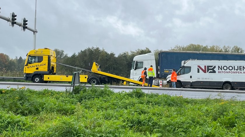 Bestelbus botst achterop voorganger bij stoplicht in Veghel