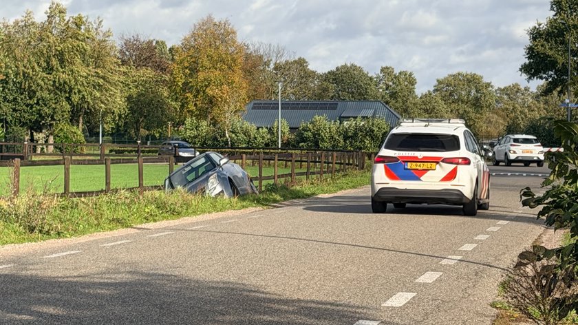 Auto beland in sloot aan Wilsfoort