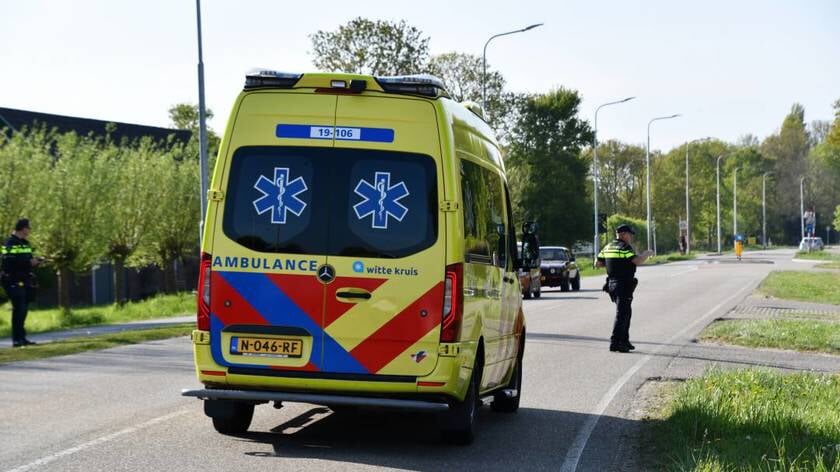 Vrouw nagekeken door ambulancepersoneel na val van racefiets in Sint Laurens