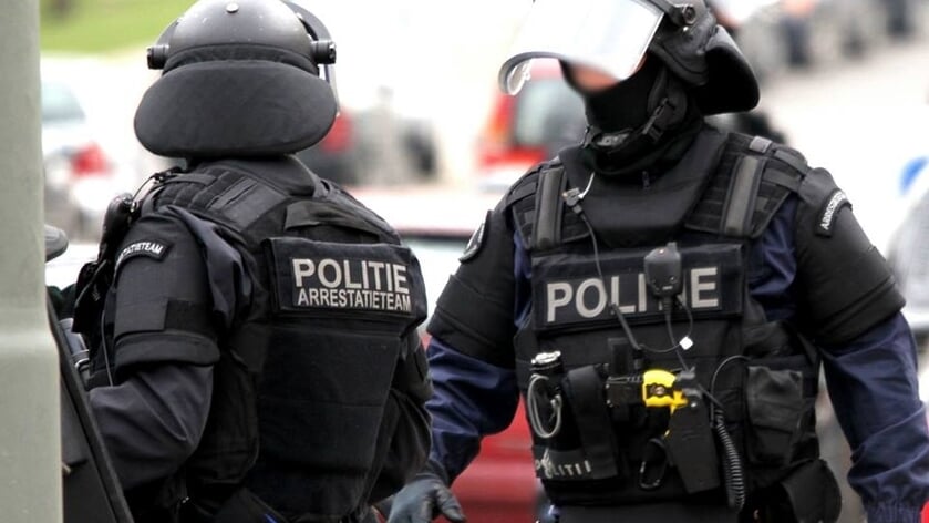 Arrestatieteam doet inval in woning Sint-Annaland, meer acties niet uitgesloten