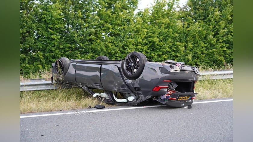 Auto meerdere keren over de kop op snelweg bij Heijningen