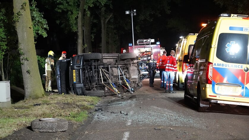 Auto crasht en komt op zijn kant tot stilstand op Grote Heistraat