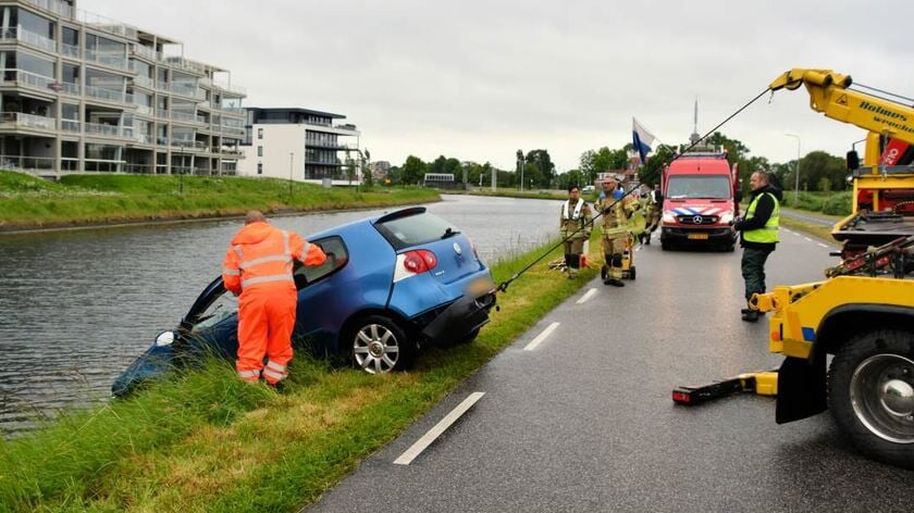 Personenauto te water in kanaal langs Westhavendijk