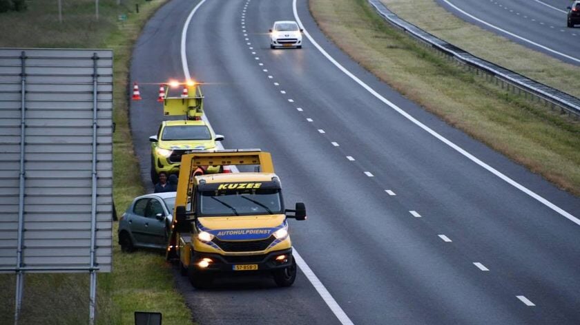 Personenauto raakt van de weg ter hoogte van viaduct Wrangeweg