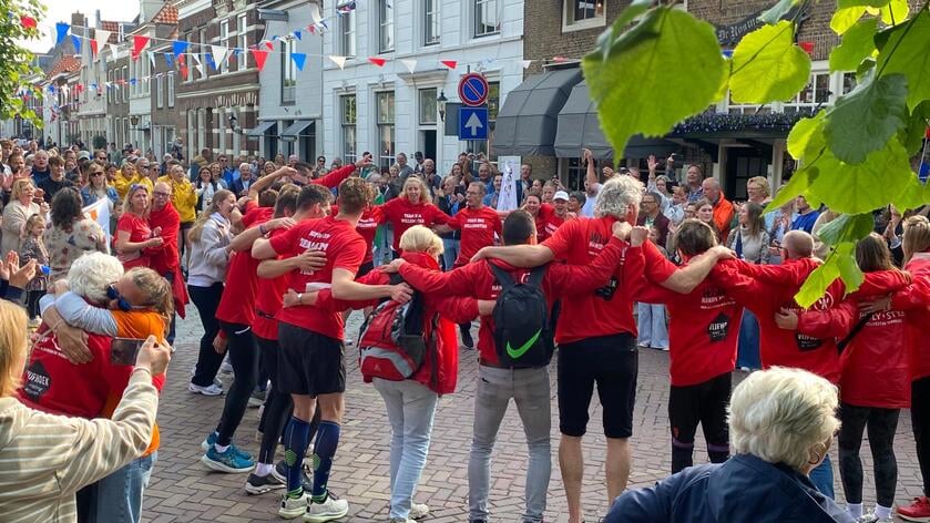 Hartverwarmende doorkomst Roparun in Willemstad: Team 354 zet de bloemetjes buiten