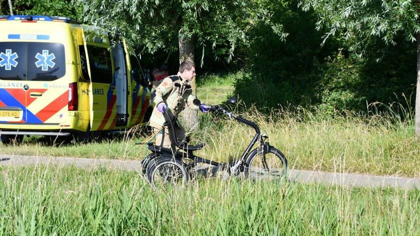 Hulpdiensten redden vrouw met driewieler uit sloot