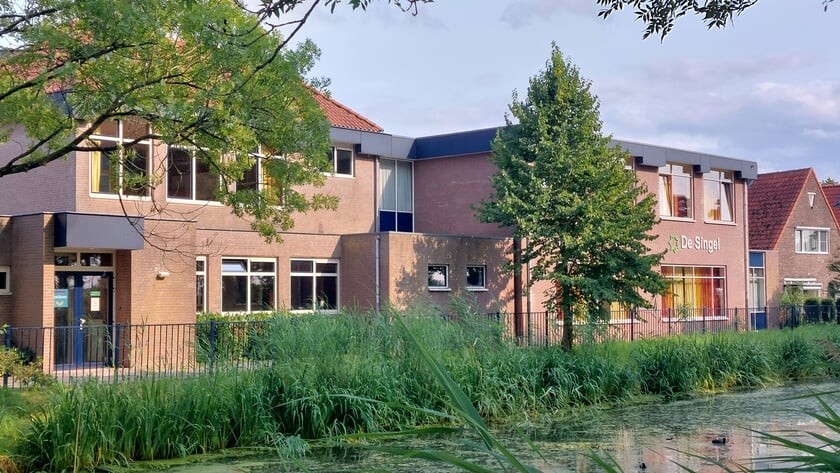 Gemeente komt over de brug: Basisschool de Singel krijgt tijdelijke brug