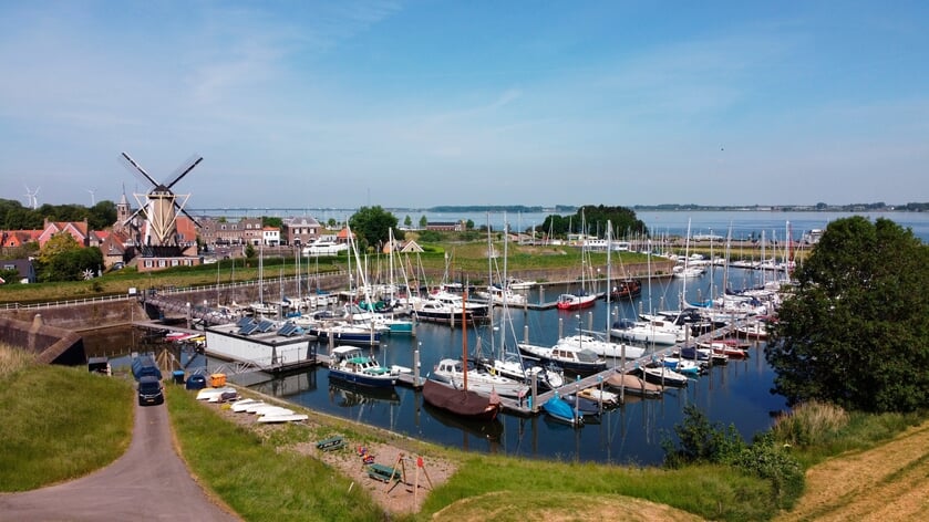 Vrouw voelt zich bedreigd tijdens meningsverschil met man en springt uit zeilboot