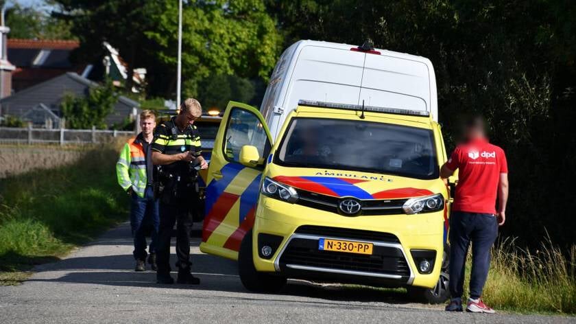 Botsing tussen fietsster en pakketbezorgdienst in Lewedorp