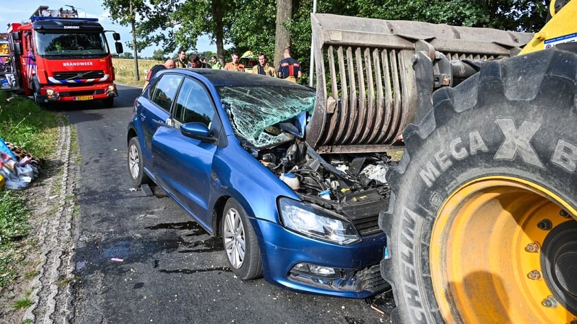 Landbouwvoertuig en auto botsen op Kalmthoutsebaan in Wernhout, traumahelikopter ingezet