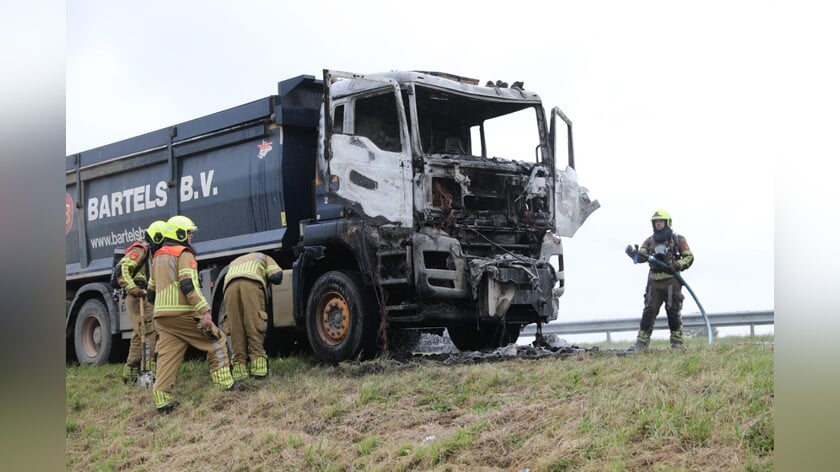 Vrachtwagen brandt uit op A59 bij Standdaarbuiten