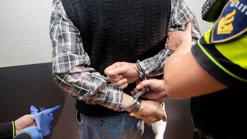 Man uit Wouw verliest macht over stuur en belandt in stal