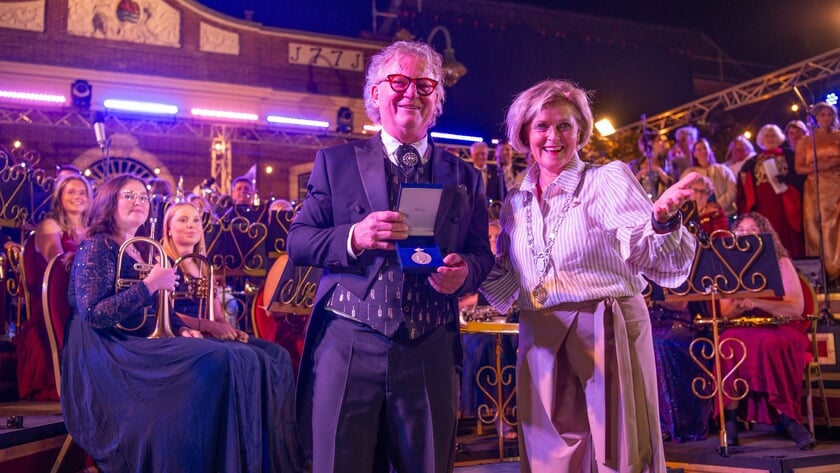 Koninklijke erepenning voor honderdjarige Oud-Vossemeers’ muziekvereniging