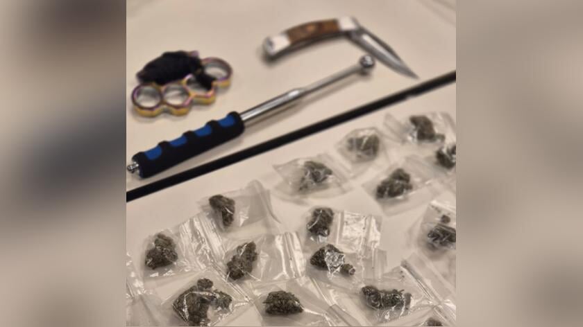 Bestuurder (20) uit Langeweg en drie jongeren betrapt met wapens en drugs
