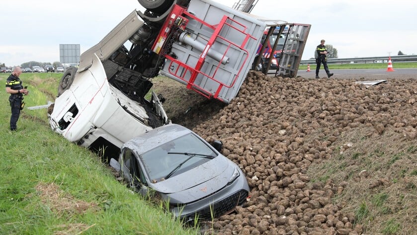 Snelweg vol suikerbieten na ongeval op A59 bij Fijnaart