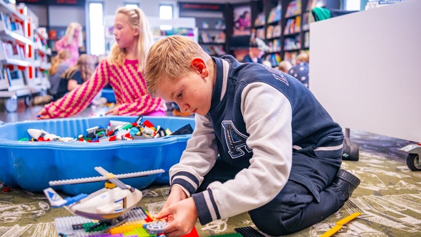 Bjorn maakt nieuwe vrienden in Stallandse bibliotheek: ‘Ik kende eerst nog niemand’