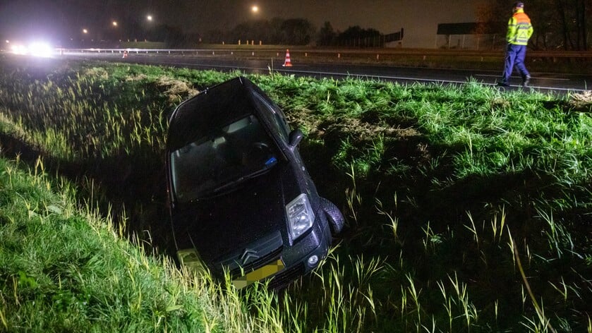 Auto van de weg op A59 bij Noordhoek: Inzittenden ongedeerd