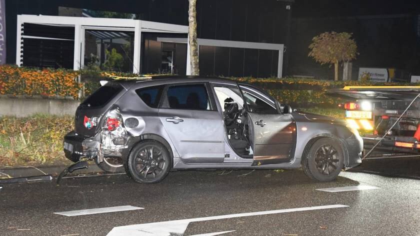 Auto botst tegen boom Anthony Fokkerstraat Goes