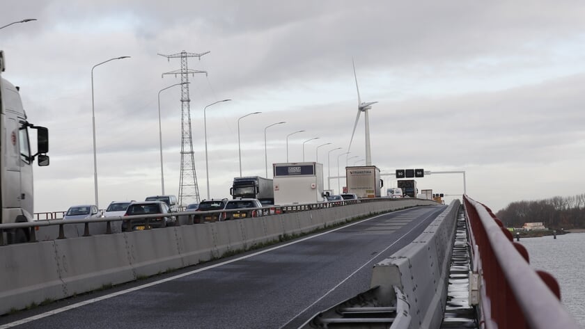 Haringvlietburg opnieuw op de schop: Rijkswaterstaat plant onderhoud aan brugpijlers