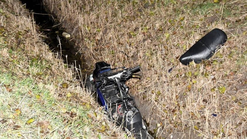 Bromfiets belandt in greppel na botsing met auto op de Tweede Dijk