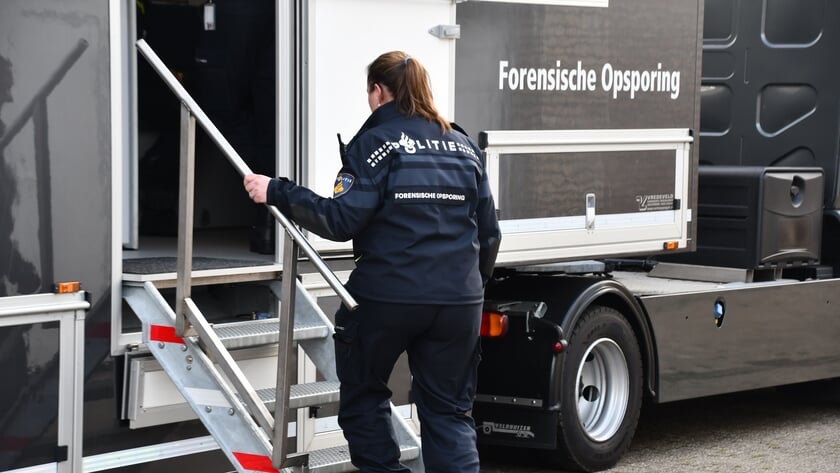 Zoeking in straat Sint-Maartensdijk waar man overleed, ‘drones bij woning bewoner’