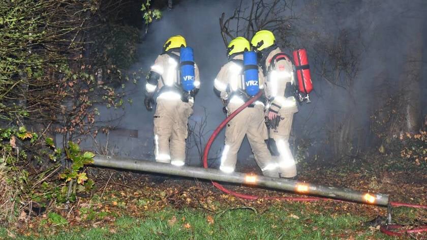 Brandweer bestrijdt uitslaande brand met ontploffende gasflessen