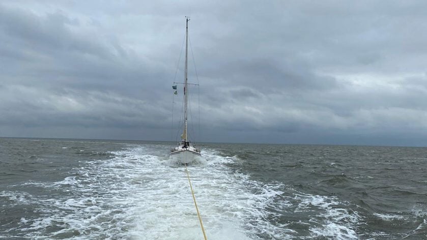 KNRM vaart uit voor zeiljacht