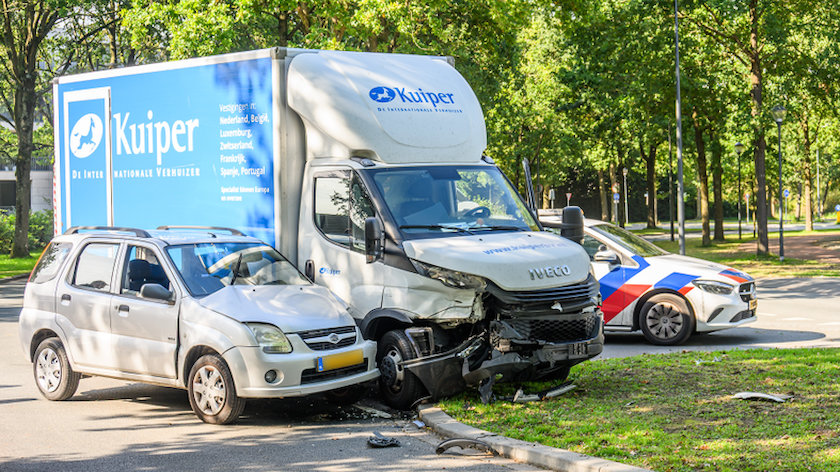 Vrouw aangehouden op verdenking van rijden onder invloed na flinke botsing