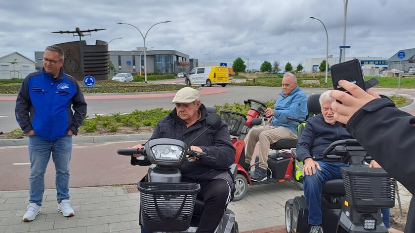 Scootmobielclub Tromp/Berk op pad in Zeeheldenwijk; ze namen een kijkje bij het onlangs onthulde Lancaster-monument