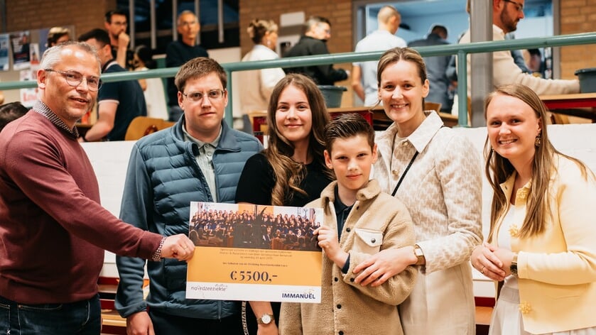 Urker Gemengd Koor Immanuël overhandigt cheque van 5.500 euro aan familie Bakker ten bate van Stichting Noordzeeziekte
