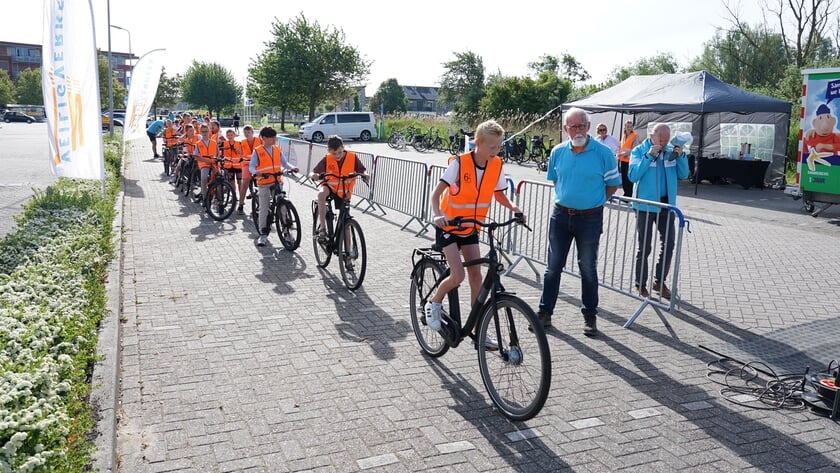 Groep 7-leerlingen van alle Urker basisscholen leggen praktisch fietsexamen af