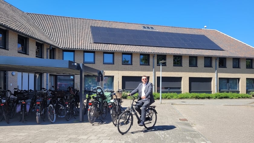 Wethouder Willem Foppen geeft het goede voorbeeld en pakt de fiets naar het gemeentehuis