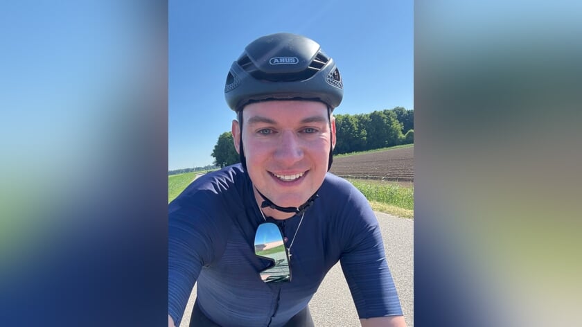 Oud-plaatsgenoot Lukas Kramer, presentator bij Groot Nieuws Radio, komt al fietsend in actie voor De Hoop