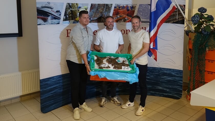 Eerste kistje meischol brengt ruim anderhalf ton op; opbrengst is bestemd voor experience center van Waypoint Urk